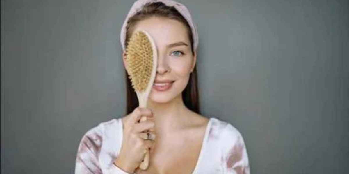 femme avec une brosse a cheveux