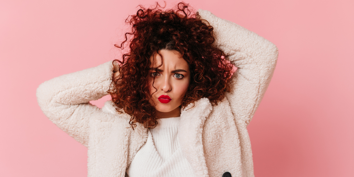 Comment Coiffer une Perruque Synthétique ? Astuces pour un Look Parfait au Quotidien