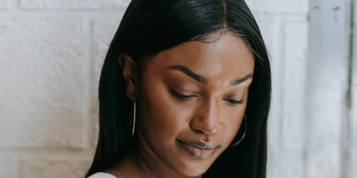 femme avec une perruque lisse