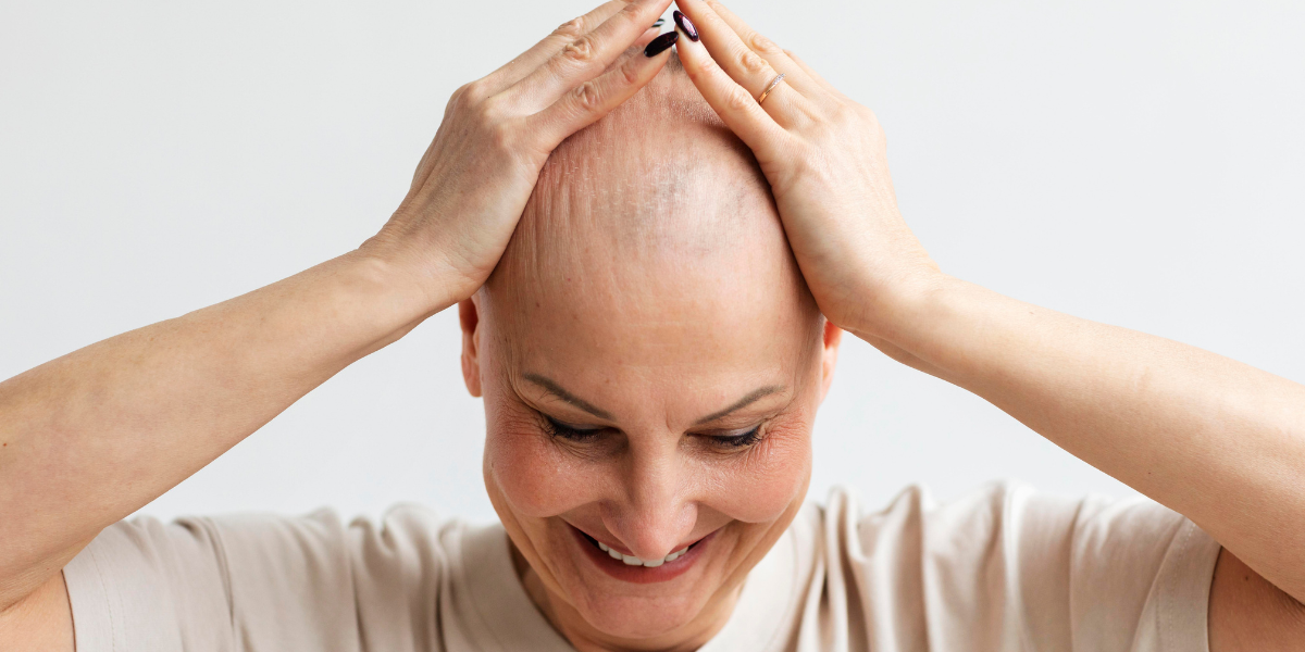 Cheveux clairsemés : comment retrouver du volume naturellement ?