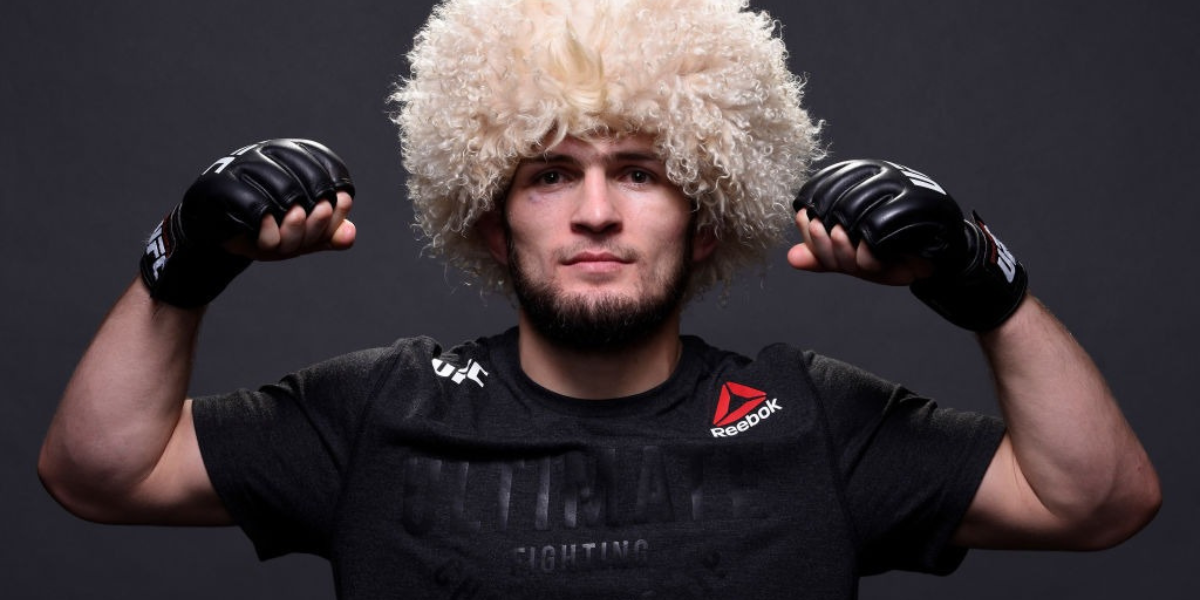 Pourquoi Khabib porte-t-il une “perruque” ? La vraie histoire derrière sa papakha traditionnelle