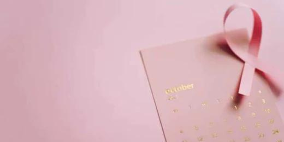 calendrier d octobre en rose avec un ruban rose